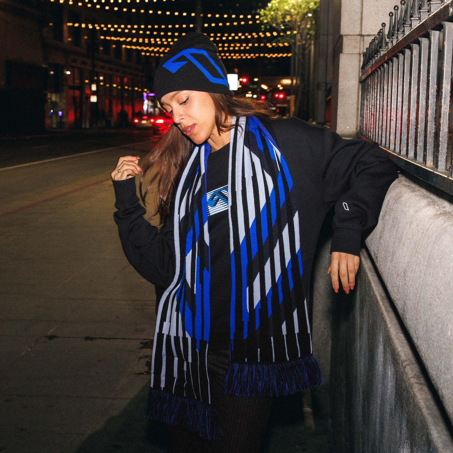 Anjuna Movement Scarf / Black & Blue